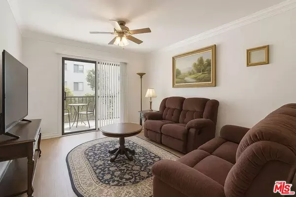 Woodland Hills, CA 91367,21620 Burbank BLVD #9