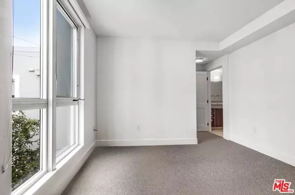 Los Angeles, CA 90049,1168 S Barrington AVE #209