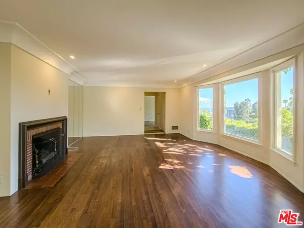 Los Angeles, CA 90069,8967 St Ives DR