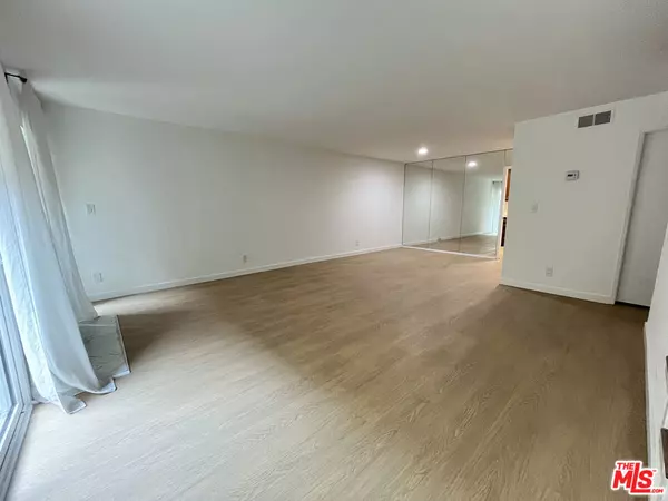 Sherman Oaks, CA 91403,5115 Kester AVE #9