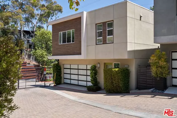 2780 N Wright LN, Los Angeles, CA 90068