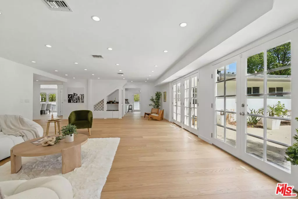 Tarzana, CA 91356,5220 Melvin AVE