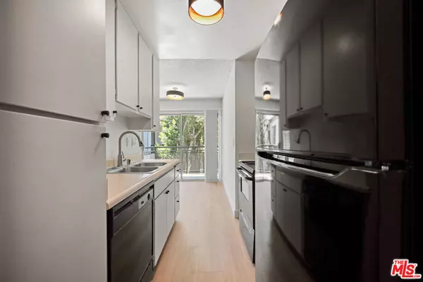 Los Angeles, CA 90025,1352 S Carmelina AVE #211