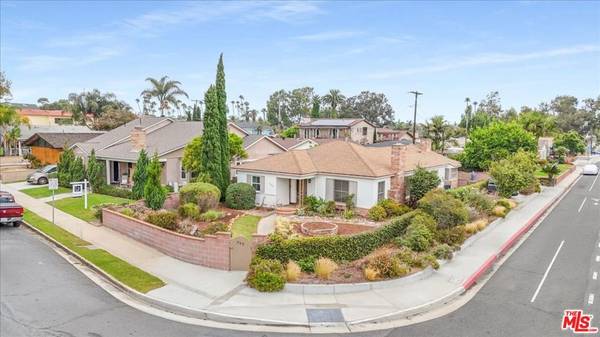 949 10th ST, Huntington Beach, CA 92648