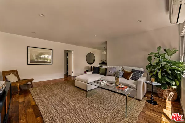 Los Angeles, CA 90068,2604 N Beachwood DR #2