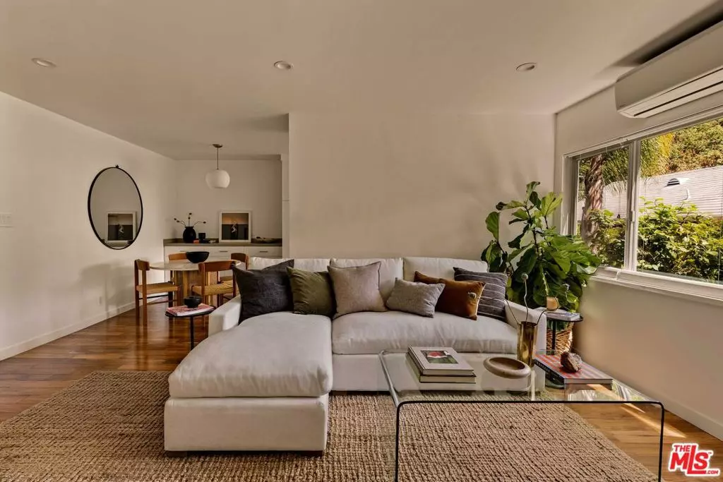 Los Angeles, CA 90068,2604 N Beachwood DR #2