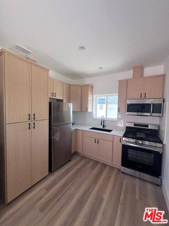 7669 Beeman AVE, North Hollywood, CA 91605