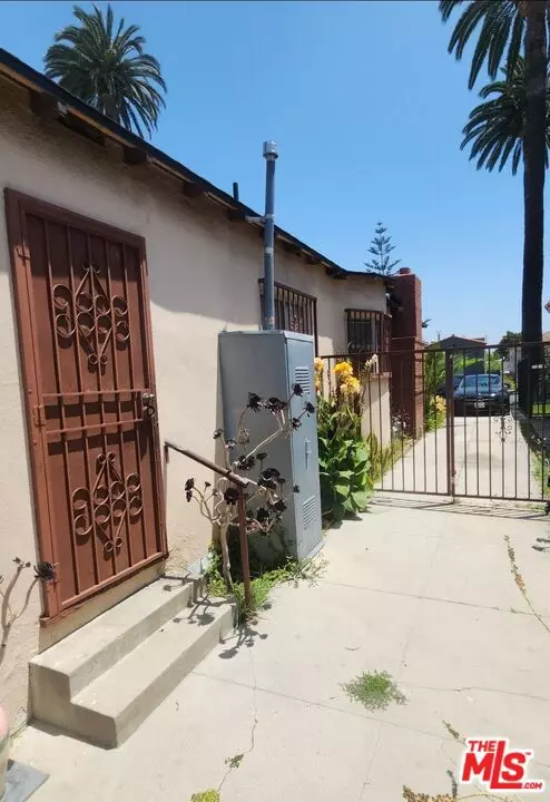 Los Angeles, CA 90016,2715 Clyde AVE