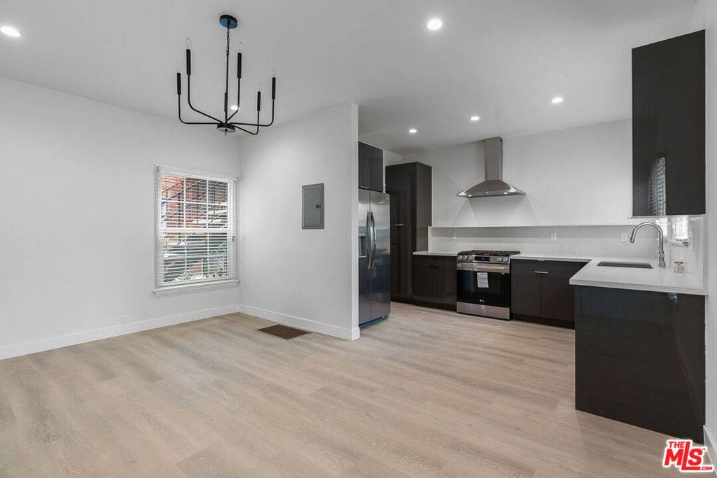 Beverly Hills, CA 90211,144 N Swall DR #5