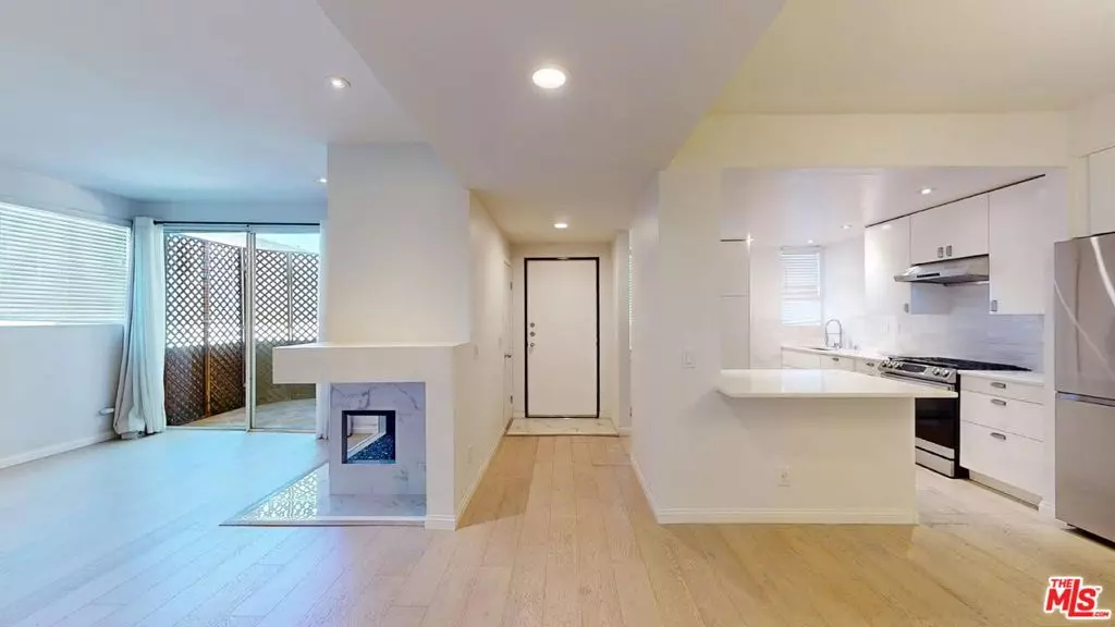 4557 Haskell AVE #105, Encino, CA 91436