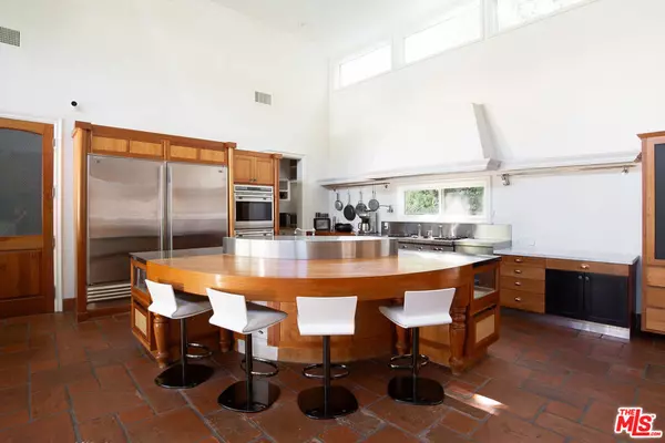 Beverly Hills, CA 90210,1031 Cove WAY