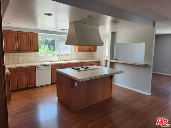 Northridge, CA 91324,9542 Yolanda AVE