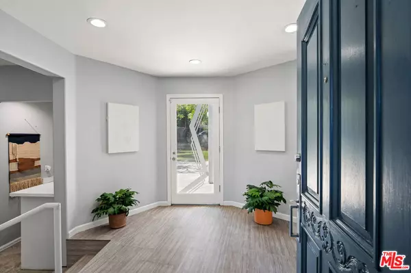 Woodland Hills, CA 91367,23246 Canzonet ST