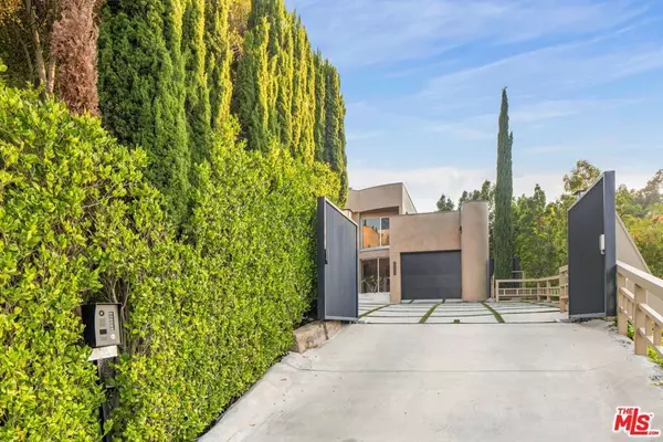 Los Angeles, CA 90046,8450 Grand View DR
