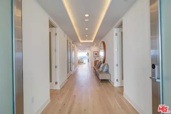 Pacific Palisades, CA 90272,17325 Castellammare DR #307