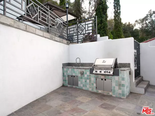 Los Angeles, CA 90068,3971 Fredonia DR