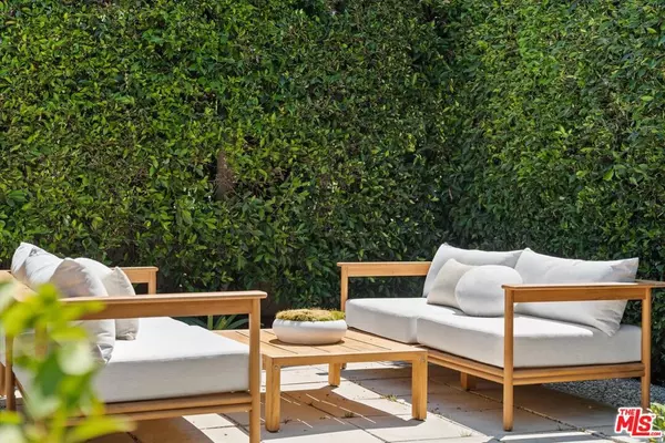 West Hollywood, CA 90048,560 N Croft AVE