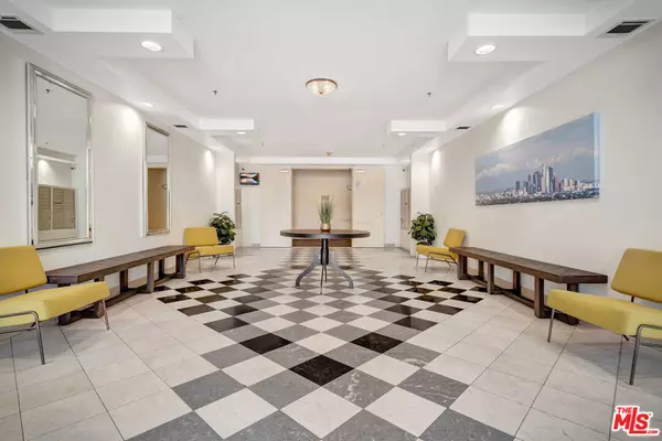Encino, CA 91316,5350 White Oak AVE #311