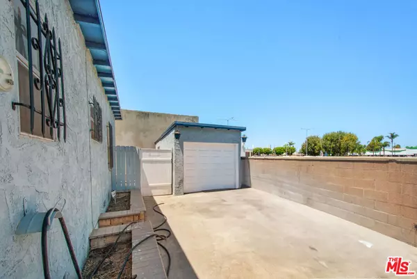 Compton, CA 90221,521 S Bullis RD