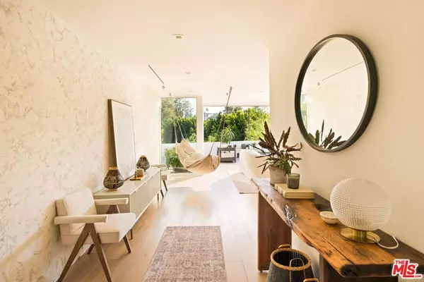 Los Angeles, CA 90046,2615 La Cuesta DR