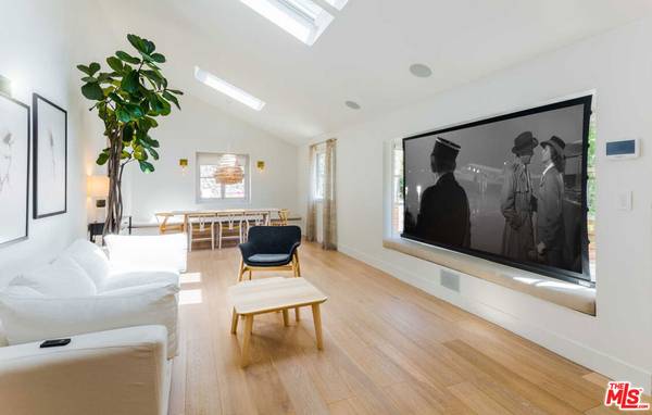 Los Angeles, CA 90068,3279 LEDGEWOOD DR