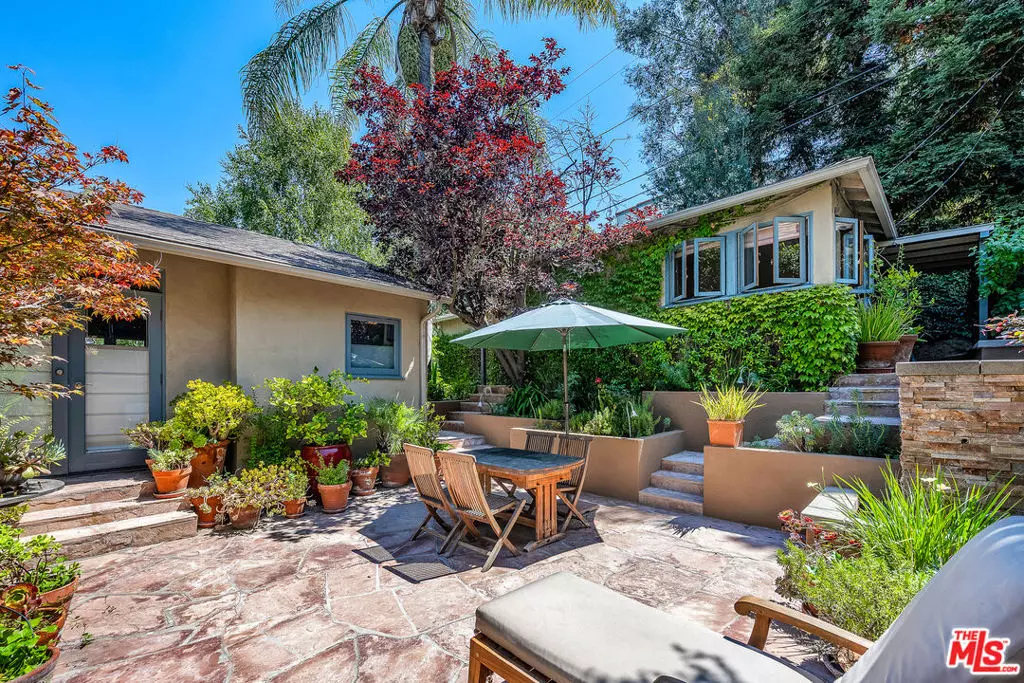 Los Angeles, CA 90068,3275 Dos Palos DR