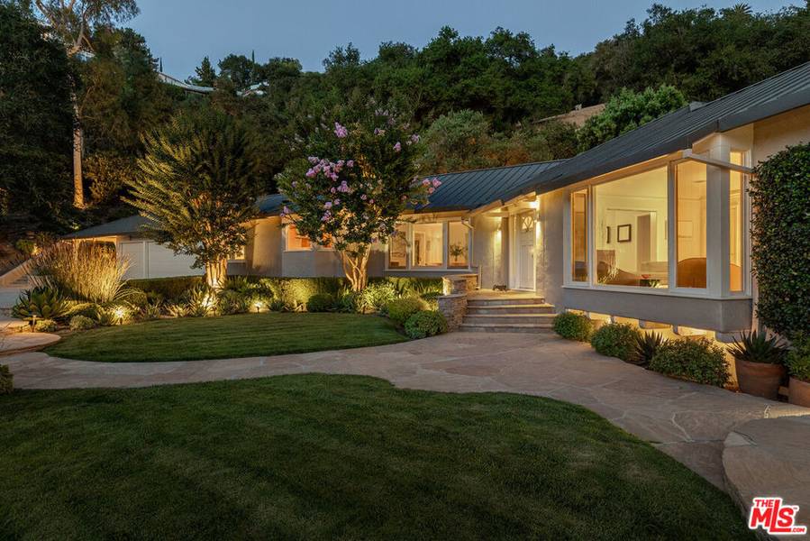 3818 Hollyline AVE, Sherman Oaks, CA 91423