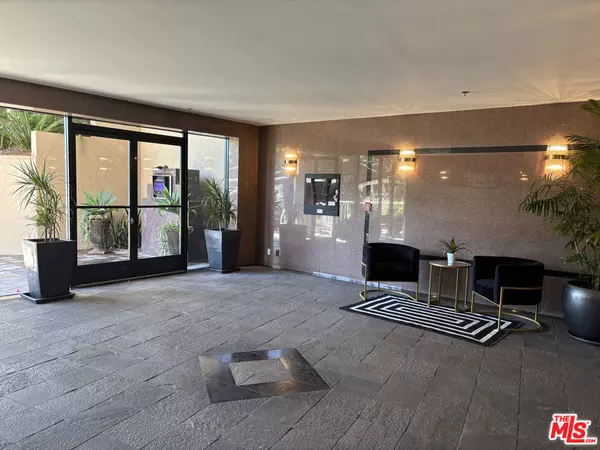 Los Angeles, CA 90068,2222 N Beachwood DR #207