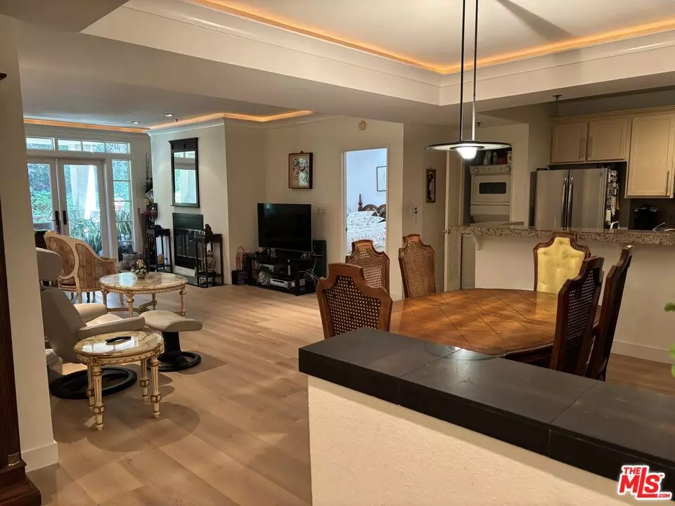 Los Angeles, CA 90068,2222 N Beachwood DR #207