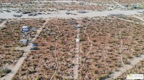 Joshua Tree, CA 92252,6233 Juniper RD