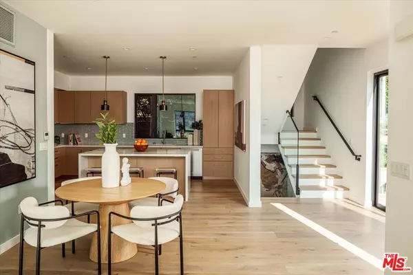 Los Angeles, CA 90039,2824 Avenel ST