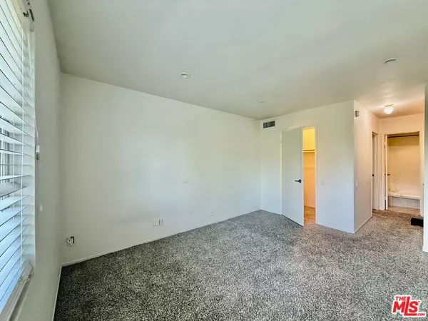 Encino, CA 91316,5460 White Oak AVE #D302