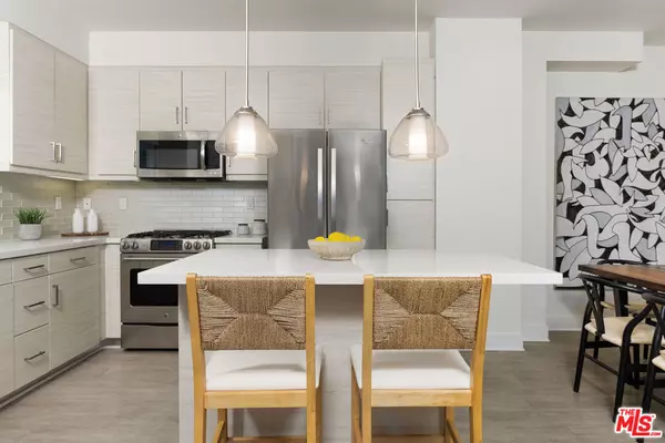 Los Angeles, CA 90038,6067 W Studio CT