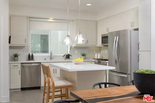 Los Angeles, CA 90038,6067 W Studio CT
