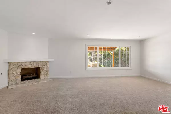 Woodland Hills, CA 91367,6040 Pat AVE