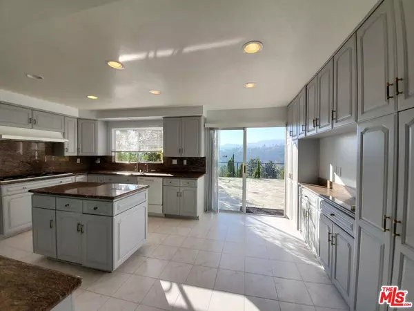 Los Angeles, CA 90049,911 TEAKWOOD RD