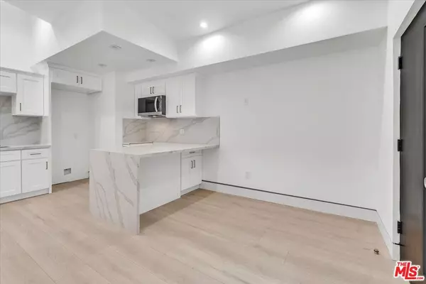 Woodland Hills, CA 91367,5561 1/2 El Canon AVE
