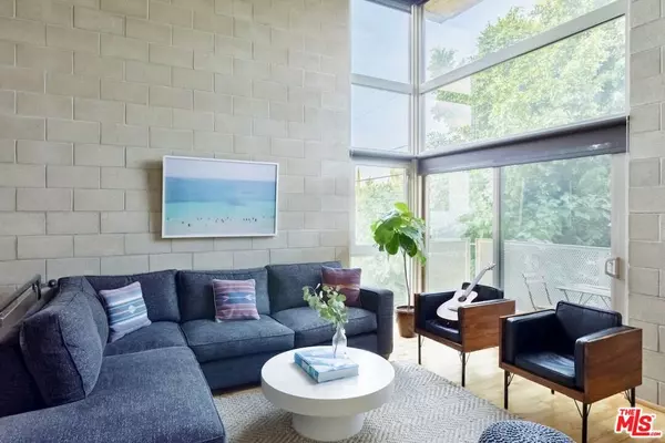 Los Angeles, CA 90004,530 N Larchmont BLVD #3