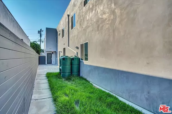 Los Angeles, CA 90016,2419 S Cochran AVE