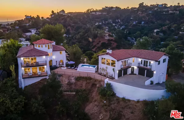 8300 Grand View DR, Los Angeles, CA 90046