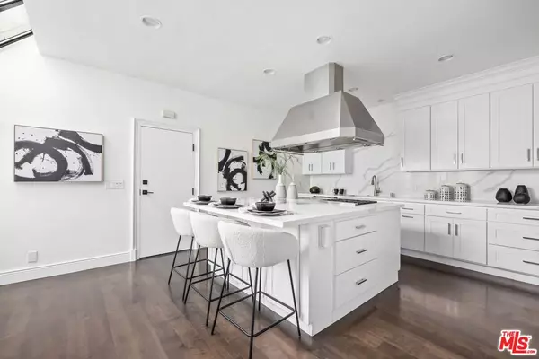 Los Angeles, CA 90049,2241 Canyonback RD