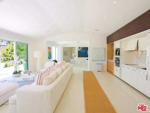 Beverly Hills, CA 90210,9422 Readcrest DR