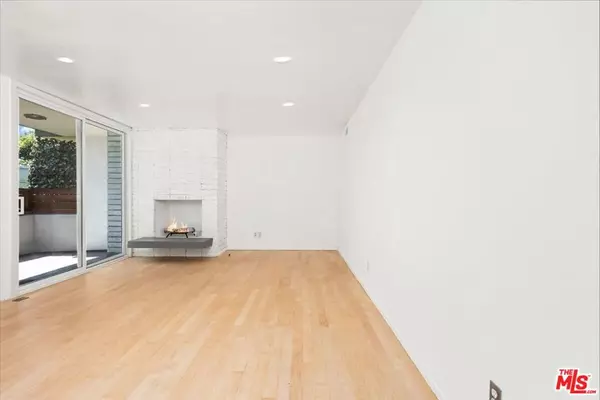 Los Angeles, CA 90025,1807 Camden AVE #4