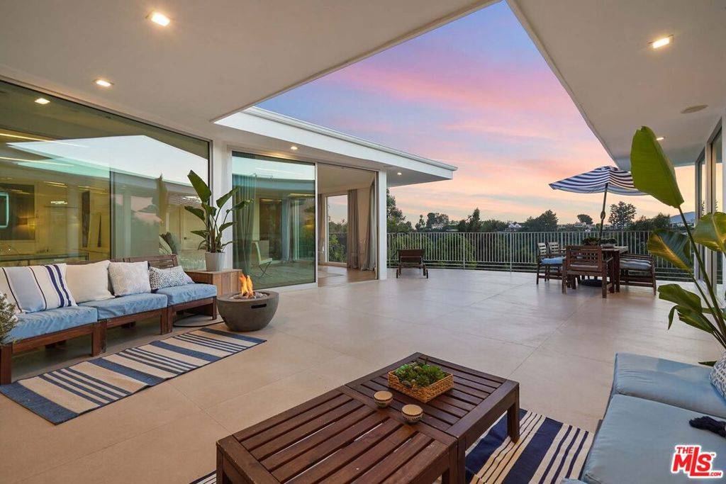 Los Angeles, CA 90049,11316 Chalon RD