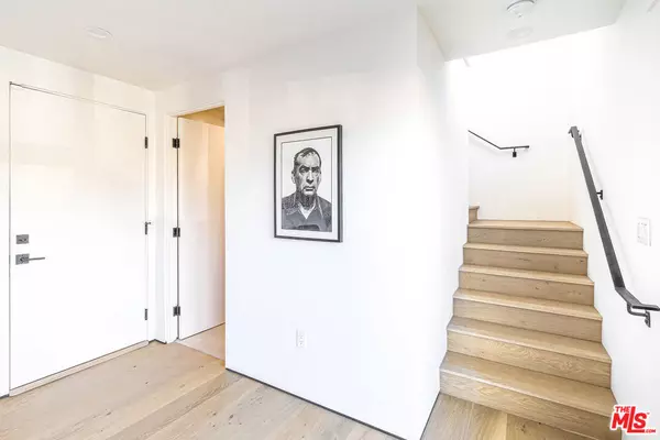 Los Angeles, CA 90019,1501 S Fairfax AVE