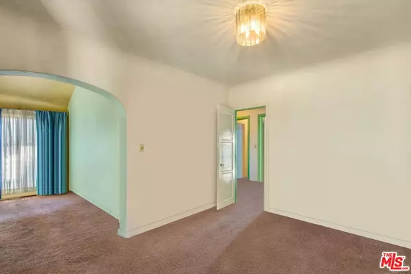 Los Angeles, CA 90047,9023 S Halldale AVE