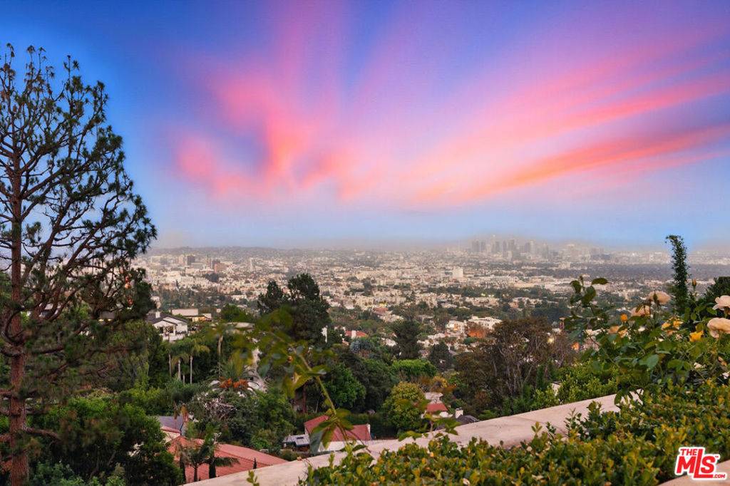 Los Angeles, CA 90069,1675 Woods DR