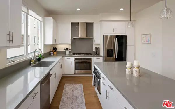 660 N Gramercy PL, Los Angeles, CA 90004