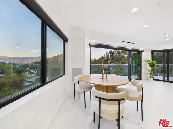 Los Angeles, CA 90068,7141 Woodrow Wilson DR