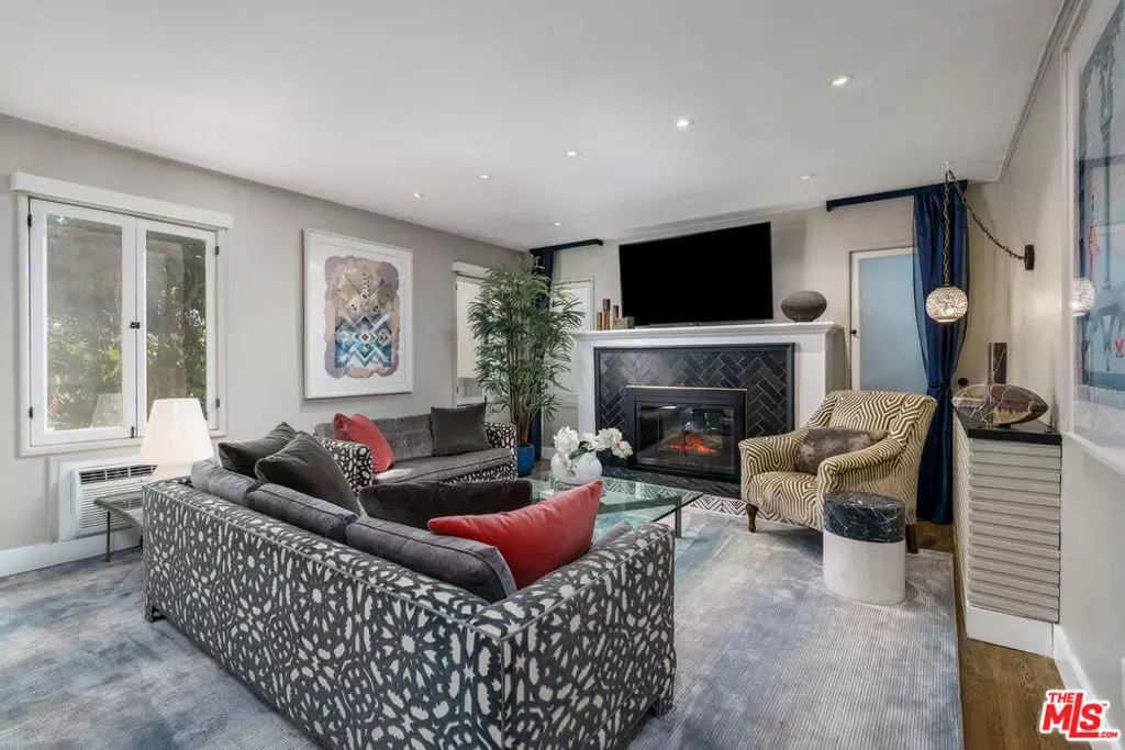 Los Angeles, CA 90068,2066 GLENCOE WAY